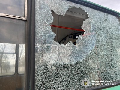 У Житомирі чоловік розбив каменем вікно тролейбуса — поліція розслідує справу У Житомирі чоловік розбив каменем вікно тролейбуса — поліція розслідує справу