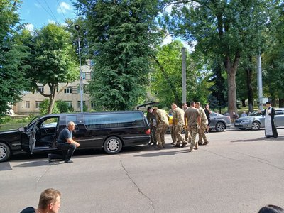 У Житомирі попрощалися з Валентиною Савіцькою, яка загинула через російський удар по Київщині У Житомирі попрощалися з Валентиною Савіцькою, яка загинула через російський удар по Київщині