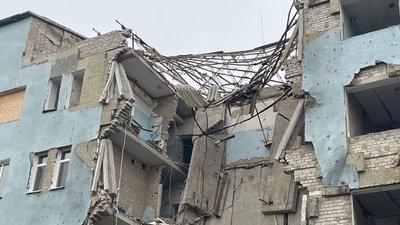 Зруйнована частина поліклініки Березнегуватської лікарні, Миколаївщина, 16 листопада 2023 року Зруйнована частина поліклініки Березнегуватської лікарні, Миколаївщина, 16 листопада 2023 року