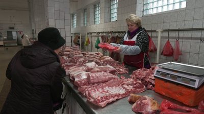 Що кажуть продавці та покупці про ціни на свіже м’ясо та сало на ринку у Рівному Що кажуть продавці та покупці про ціни на свіже м’ясо та сало на ринку у Рівному