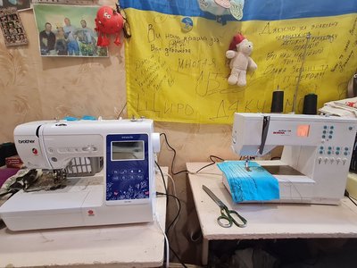 Сім валіз допомоги: волонтерки з США привезли до Житомира швейні машинки та тканини Сім валіз допомоги: волонтерки з США привезли до Житомира швейні машинки та тканини