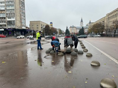 У Житомирі на майдані Соборному за 60 тисяч гривень замінили напівсфери У Житомирі на майдані Соборному за 60 тисяч гривень замінили напівсфери