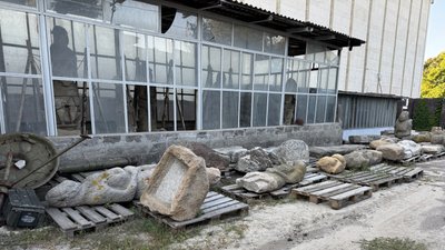 Половецькі кам'яні статуї евакуйовані з Донеччини Дніпро 7 вересня 2025 рік Половецькі кам'яні статуї евакуйовані з Донеччини Дніпро 7 вересня 2025 рік