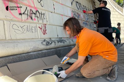 Під музику з валиками: волонтери провели суботник під мостом Кацебу в Одесі Під музику з валиками: волонтери провели суботник під мостом Кацебу в Одесі