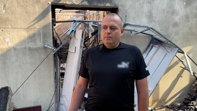 «Над міською радою — небо видно»: як відновлюють адмінбудівлю у Прилуках, куди влучив російський дрон «Над міською радою — небо видно»: як відновлюють адмінбудівлю у Прилуках, куди влучив російський дрон