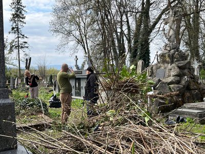 У Дрогобичі військові та мешканці провели толоку на старому кладовищі У Дрогобичі військові та мешканці провели толоку на старому кладовищі