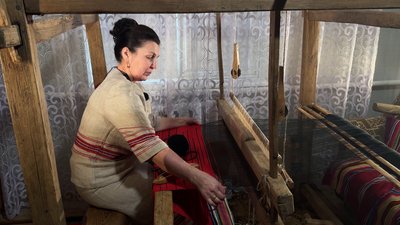 "Я — ниточка між минулим і майбутнім": на 200-річному верстаті працює ткаля з Рівненського Полісся Галина Логощук "Я — ниточка між минулим і майбутнім": на 200-річному верстаті працює ткаля з Рівненського Полісся Галина Логощук
