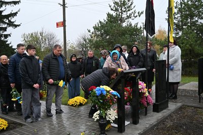 У селі на Черкащині відкрили меморіальну дошку на честь загиблого військового У селі на Черкащині відкрили меморіальну дошку на честь загиблого військового