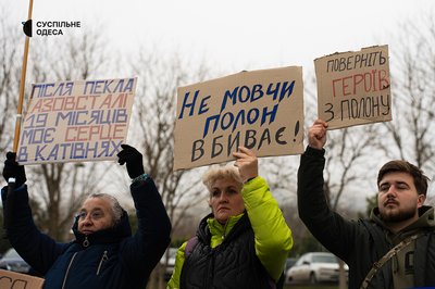 "Поверніть героїв з полону": в Одесі відбулась акція рідних українських захисників, яких утримує РФ "Поверніть героїв з полону": в Одесі відбулась акція рідних українських захисників, яких утримує РФ