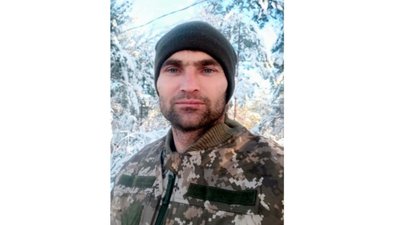 На Чернігівщині попрощалися з військовим ЗСУ Євгенієм Юрченком На Чернігівщині попрощалися з військовим ЗСУ Євгенієм Юрченком
