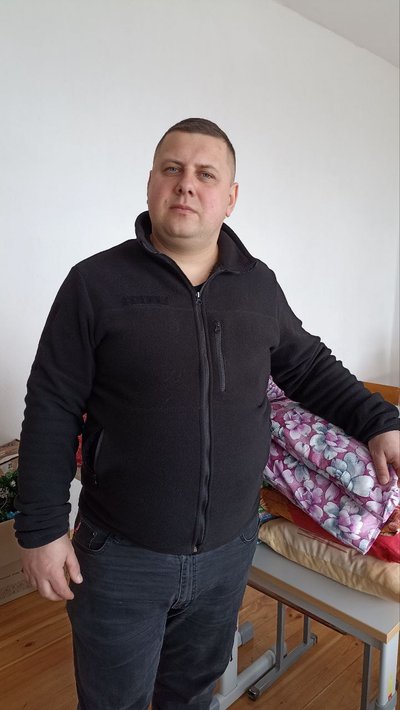 У ліцеї на Житомирщині шиють подушки, плетуть маскувальні сітки та зробили понад дві тисячі окопних свічок У ліцеї на Житомирщині шиють подушки, плетуть маскувальні сітки та зробили понад дві тисячі окопних свічок