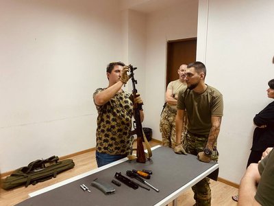 "Вбиває не зброя, а людина": у Черкасах для цивільних провели військовий вишкіл "Вбиває не зброя, а людина": у Черкасах для цивільних провели військовий вишкіл