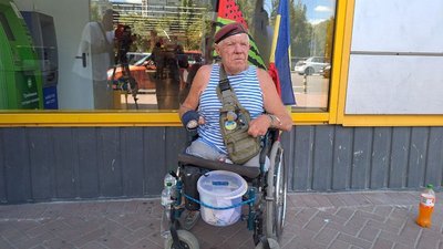 Збирає гроші для ЗСУ. У Кропивницький вдруге приїхав херсонський волонтер дядя Гриша Збирає гроші для ЗСУ. У Кропивницький вдруге приїхав херсонський волонтер дядя Гриша
