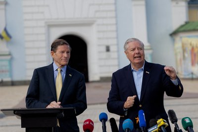 Сенатор-республіканець Ліндсі Грем (праворуч) з колегою сенатором-демократом Річардом Блюменталем у Києві