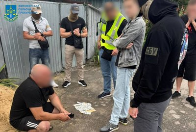 Після застави — знову підозра: у Житомирі чоловіка вдруге підозрюють у вимаганні Після застави — знову підозра: у Житомирі чоловіка вдруге підозрюють у вимаганні