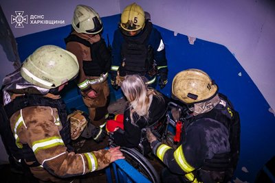 Працівники ДСНС врятували жінку з інвалідністю з будинку в Салтівськомй районі Харкова, куди влучив безпілотник, 6 березня 2025 року Працівники ДСНС врятували жінку з інвалідністю з будинку в Салтівськомй районі Харкова, куди влучив безпілотник, 6 березня 2025 року