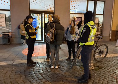 В Ужгороді патрульні поліцейські провели акцію "Світлострічка" В Ужгороді патрульні поліцейські провели акцію "Світлострічка"