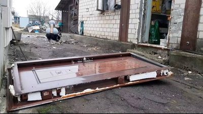 Вибиті двері в одному з пошкоджених житлових будинків, 31 січня 2025, Хмельниччина Вибиті двері в одному з пошкоджених житлових будинків, 31 січня 2025, Хмельниччина