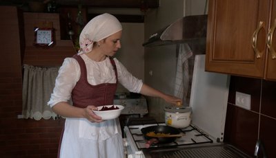Волинська господиня поділилась рецептом борщу з вишнями
