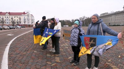 "Бабусю, а ти точно не помреш, мене не залишиш?": у Чернігові хлопчик, який втратив маму, чекає на батька з полону "Бабусю, а ти точно не помреш, мене не залишиш?": у Чернігові хлопчик, який втратив маму, чекає на батька з полону