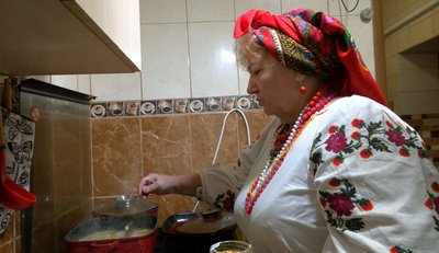 Антоніна Ткаченко варить капусняк Антоніна Ткаченко варить капусняк