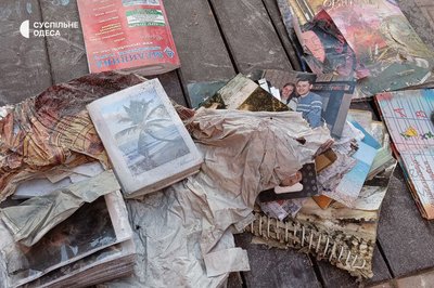 В Одесі у багатоповерхівці прибирають наслідки від атаки РФ. ФОТО В Одесі у багатоповерхівці прибирають наслідки від атаки РФ. ФОТО