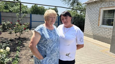 Переселенка з Олександрівки Катерина разом з донькою село Рубці Лиманська громада Донецька область Переселенка з Олександрівки Катерина разом з донькою село Рубці Лиманська громада Донецька область