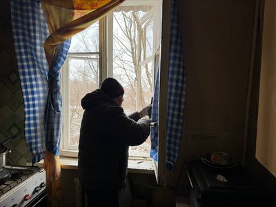 "Всі вікна повибивало". Мешканці Шостки розповіли про ракетний удар "Всі вікна повибивало". Мешканці Шостки розповіли про ракетний удар