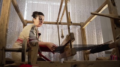 "Я — ниточка між минулим і майбутнім": на 200-річному верстаті працює ткаля з Рівненського Полісся Галина Логощук "Я — ниточка між минулим і майбутнім": на 200-річному верстаті працює ткаля з Рівненського Полісся Галина Логощук