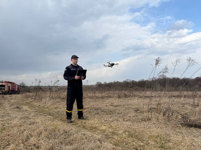 Дрони проти паліїв: на Львівщині рятувальники виявляють підпал трави за допомогою БпЛА Дрони проти паліїв: на Львівщині рятувальники виявляють підпал трави за допомогою БпЛА