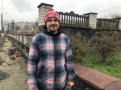 У Житомирі понад два тижні реконструюють тротуар біля військового кладовища