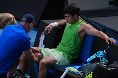 Карлосу Алькарасу надають медичну допомогу під час півфіналу Australian Open-2026 Карлосу Алькарасу надають медичну допомогу під час півфіналу Australian Open-2026