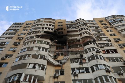 "Хвилею вибило двері паркінгу, яке укриття": жителі пошкодженого столичного будинку про нічну атаку "Хвилею вибило двері паркінгу, яке укриття": жителі пошкодженого столичного будинку про нічну атаку