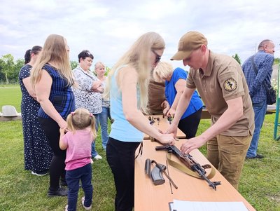"Щоб захистити себе і своїх близьких": на Уманщині відкрили перший підрозділ центру підготовки громадян до нацспротиву "Щоб захистити себе і своїх близьких": на Уманщині відкрили перший підрозділ центру підготовки громадян до нацспротиву