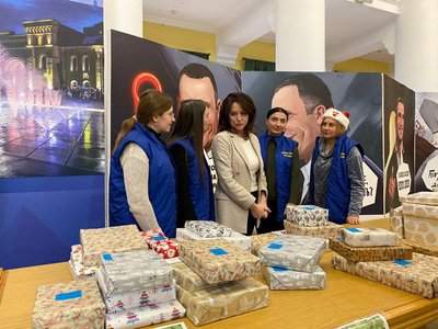 Марина Хонда з волонтерами на акції "Подаруй дітям України Різдво" у КМДА
