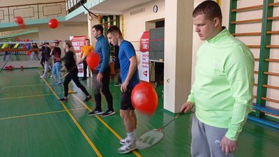 Студентів навчають бадмінтону, програма "Час волану, Тернопіль, березень 2025