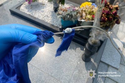 У Черкасах затримали підозрюваного у нарузі над могилами загиблих спецпризначенців У Черкасах затримали підозрюваного у нарузі над могилами загиблих спецпризначенців