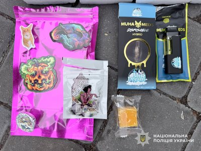 Наркотики в електронних цигарках та в желейних цукерках: на Дніпропетровщині поліцейські викрили групу наркозбувачів Наркотики в електронних цигарках та в желейних цукерках: на Дніпропетровщині поліцейські викрили групу наркозбувачів