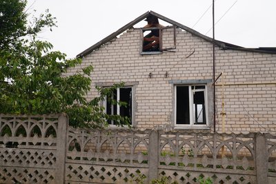 "Нашого будинку немає". Місцеві жителі про наслідки російського авіаудару по передмістю Херсона "Нашого будинку немає". Місцеві жителі про наслідки російського авіаудару по передмістю Херсона