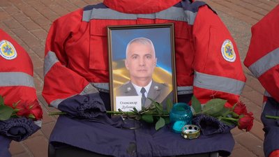 У Кропивницькому вшанували пам'ять загиблих на війні медиків У Кропивницькому вшанували пам'ять загиблих на війні медиків