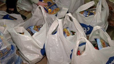 Волонтери Рівного будуть роздавати продуктові набори для переселенців Волонтери Рівного будуть роздавати продуктові набори для переселенців