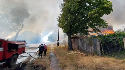 Пожежники гасять пожежу після обстрілів у селі Орликівка Семенівської громади 27 серпня 2024 року: росіяни обстріляли село на прикордонні Чернігівщини, згоріло 25 будинків