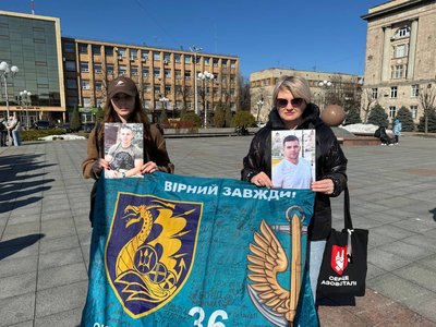Серце із квітів на площі: у Черкасах відбулася акція на честь безвісти зниклих та полонених Серце із квітів на площі: у Черкасах відбулася акція на честь безвісти зниклих та полонених