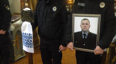 У Хмельницькому попрощалися з поліцейськими Русланом Буровим і Валентином Медвідем, які загинули під час бойового завдання У Хмельницькому попрощалися з поліцейськими Русланом Буровим і Валентином Медвідем, які загинули під час бойового завдання