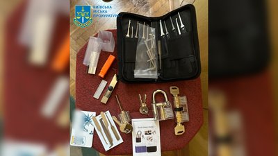 На Чернігівщині провели обшуки у справі "кримінальних авторитетів", які незаконно переправляли чоловіків за кордон На Чернігівщині провели обшуки у справі "кримінальних авторитетів", які незаконно переправляли чоловіків за кордон