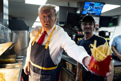 Дональд Трамп вийшов працювати на кухню в McDonald's Дональд Трамп вийшов працювати на кухню в McDonald's