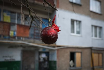 Розмальовані вітрини та прикрашені ялинки. Херсон напередодні Різдва — у фото Розмальовані вітрини та прикрашені ялинки. Херсон напередодні Різдва — у фото