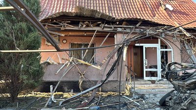 "Вибуховою хвилею через два будинки вибило вікна". Очевидці розповіли про наслідки дронової атаки по Дніпру "Вибуховою хвилею через два будинки вибило вікна". Очевидці розповіли про наслідки дронової атаки по Дніпру