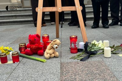 В Одесі вшанували пам'ять загиблих у маріупольському драмтеатрі В Одесі вшанували пам'ять загиблих у маріупольському драмтеатрі