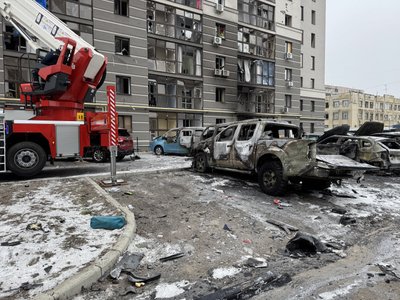 "Почули, що люди кричать": очевидці розповіли про влучання "шахеда" в автостоянку в Сумах "Почули, що люди кричать": очевидці розповіли про влучання "шахеда" в автостоянку в Сумах